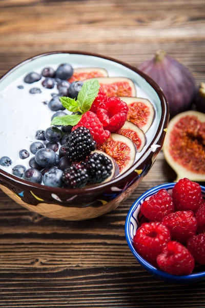 美味的蓝莓和无花果酸奶 — 图库照片