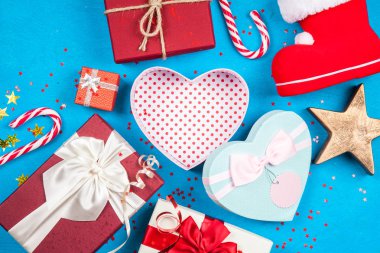 Mavi arka plan üzerinde Noel hediyeleri