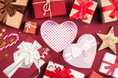 Mavi arka plan üzerinde Noel hediyeleri