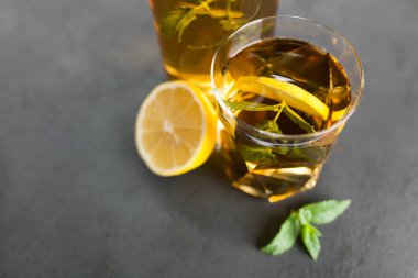 Limonlu ve naneli buzlu çay.