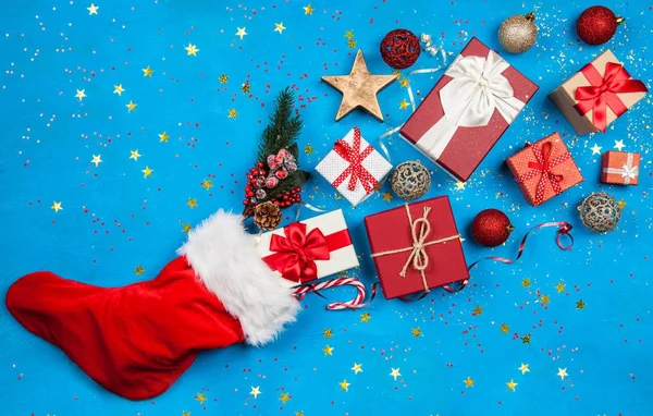 Regali di Natale che sgorgano dalla calza di Babbo Natale — Foto Stock