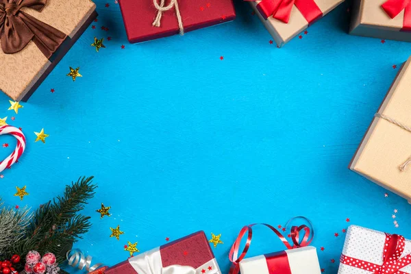 Regali di Natale su sfondo blu — Foto Stock