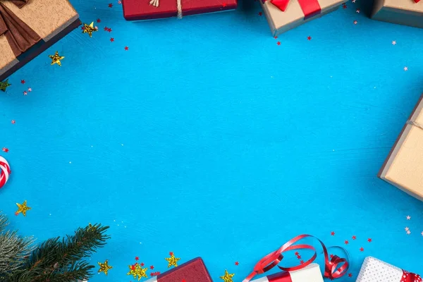 Mavi arka plan üzerinde Noel hediyeleri — Stok fotoğraf