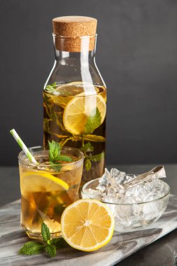 Limonlu ve naneli buzlu çay.