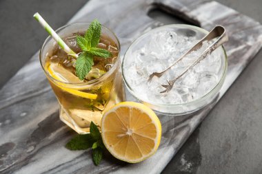 Limonlu ve naneli buzlu çay.