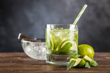 Mojito koyu arka plan üzerinde kokteyl
