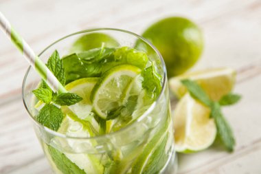 Mojito Beyaz ahşap arka plan üzerinde kokteyl