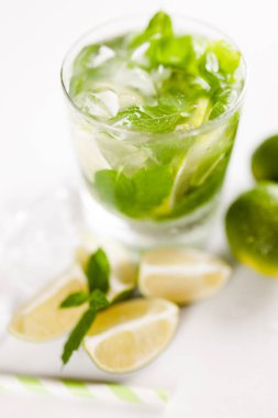 Mojito beyaz zemin üzerine kokteyl