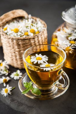 Bir fincan papatya çayı.