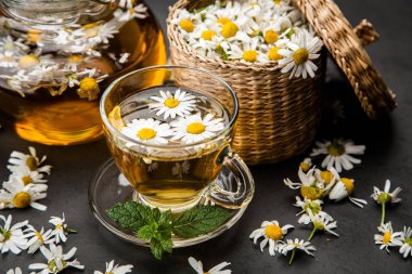 Bir fincan papatya çayı.