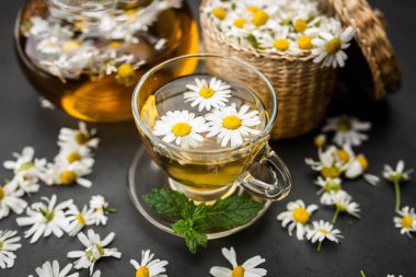 Bir fincan papatya çayı.