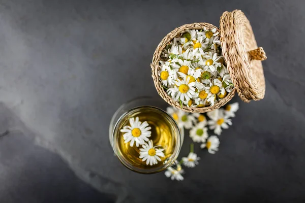 Tasse de thé à la camomille — Photo