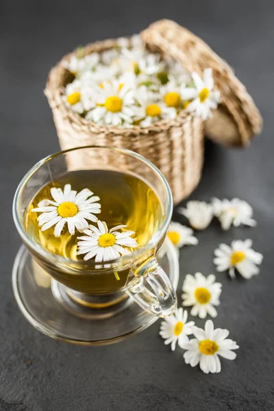 Taza de té de manzanilla — Foto de Stock