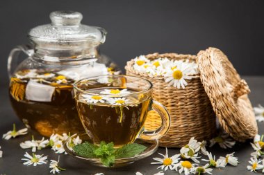 Bir fincan papatya çayı.