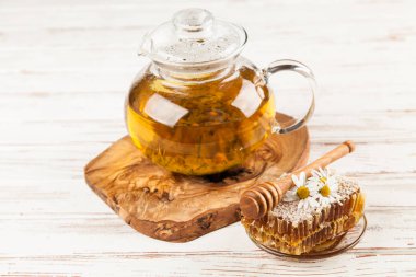 Beyaz petek ve papatya çayı