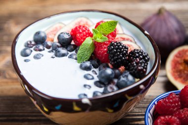 Lezzetli blueberry ve incir yoğurt