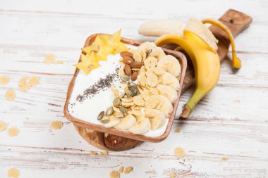 Muz yoğurt tohum ve Mısır gevreği ile