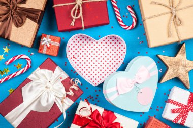Mavi arka plan üzerinde Noel hediyeleri