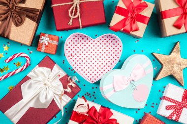 Mavi arka plan üzerinde Noel hediyeleri