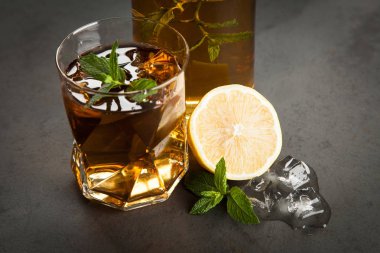 Limonlu ve naneli buzlu çay.