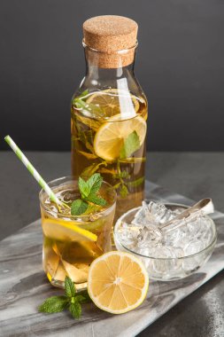 Limonlu ve naneli buzlu çay.