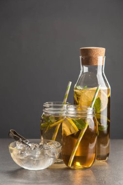 Limonlu ve naneli buzlu çay.