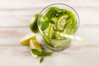 Mojito Beyaz ahşap arka plan üzerinde kokteyl
