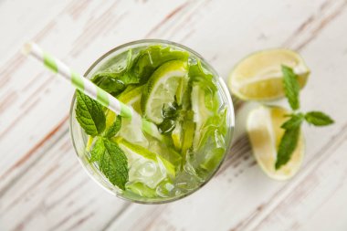Mojito Beyaz ahşap arka plan üzerinde kokteyl