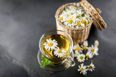 Bir fincan papatya çayı.