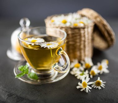 Bir fincan papatya çayı.