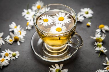 Bir fincan papatya çayı.