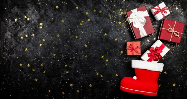 Kerstcadeaus stroomt uit Santas kous — Stockfoto
