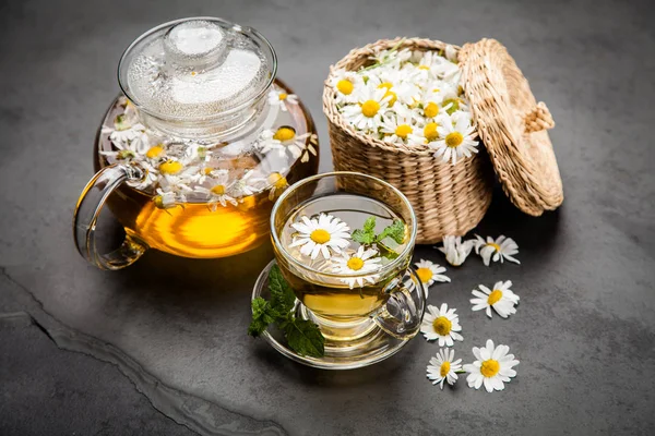 Bir fincan papatya çayı.