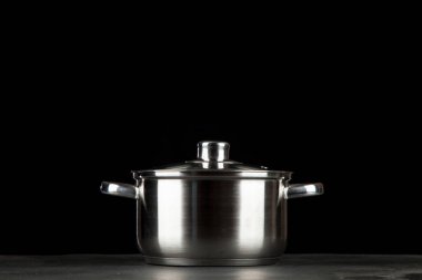 Metal ot siyah arka plan üzerine