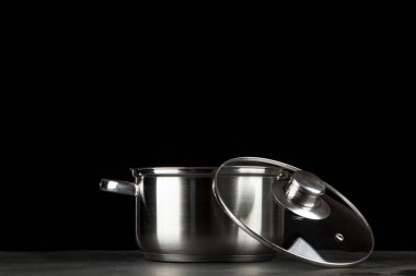 Metal ot siyah arka plan üzerine