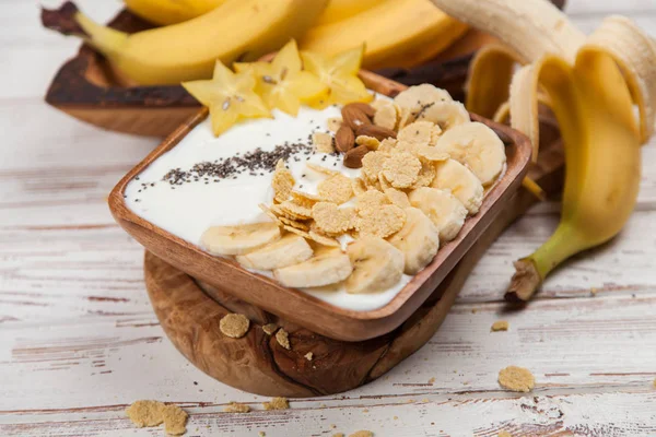 Muz yoğurt tohum ve Mısır gevreği ile