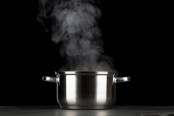 Pot à vapeur sur fond noir — Photo