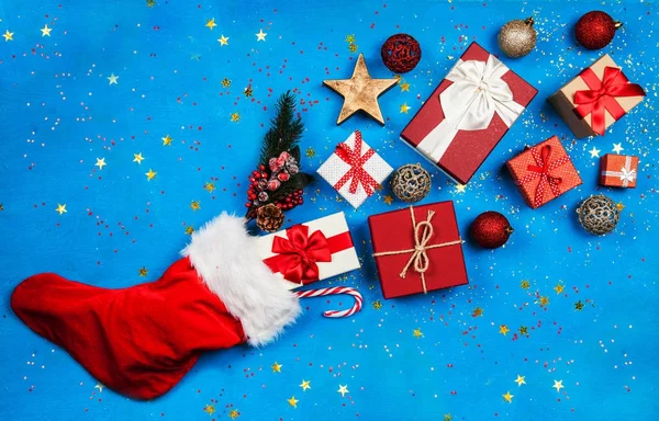 Regalos de Navidad que fluyen de la media de Santas — Foto de Stock