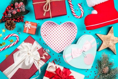 Mavi arka plan üzerinde Noel hediyeleri