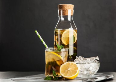 Limonlu ve naneli buzlu çay.