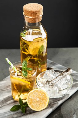 Limonlu ve naneli buzlu çay.