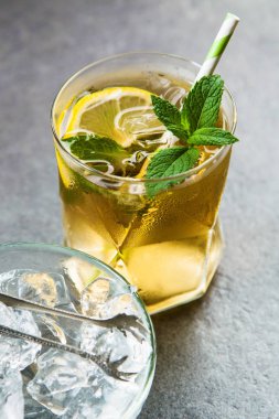 Limonlu ve naneli buzlu çay.