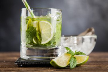 Mojito koyu arka plan üzerinde kokteyl