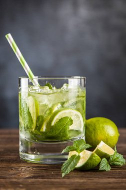 Mojito koyu arka plan üzerinde kokteyl