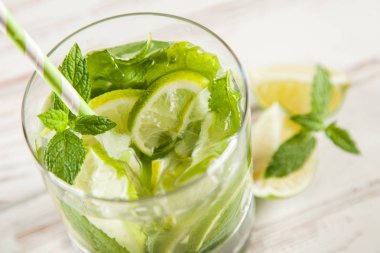 Mojito Beyaz ahşap arka plan üzerinde kokteyl