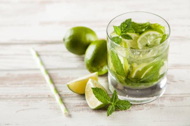 Mojito Beyaz ahşap arka plan üzerinde kokteyl