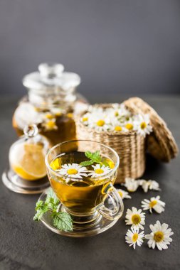 Bir fincan papatya çayı.