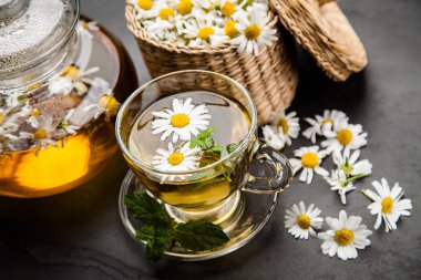 Bir fincan papatya çayı.