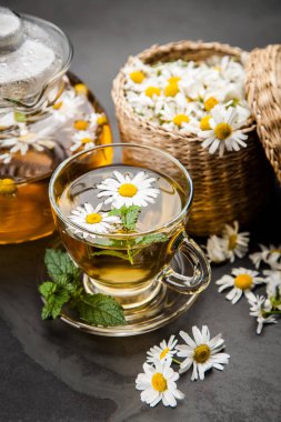 Bir fincan papatya çayı.