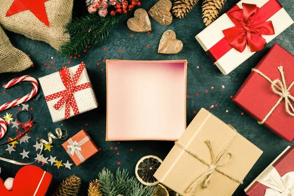 Regalos de Navidad sobre fondo oscuro — Foto de Stock